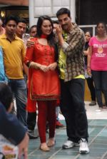 Akshay Kumar, Sonakshi Sinha promote Rowdy Rathore on the sets of CID in Kandivli, Mumbai on 22nd May 2012 (203).JPG